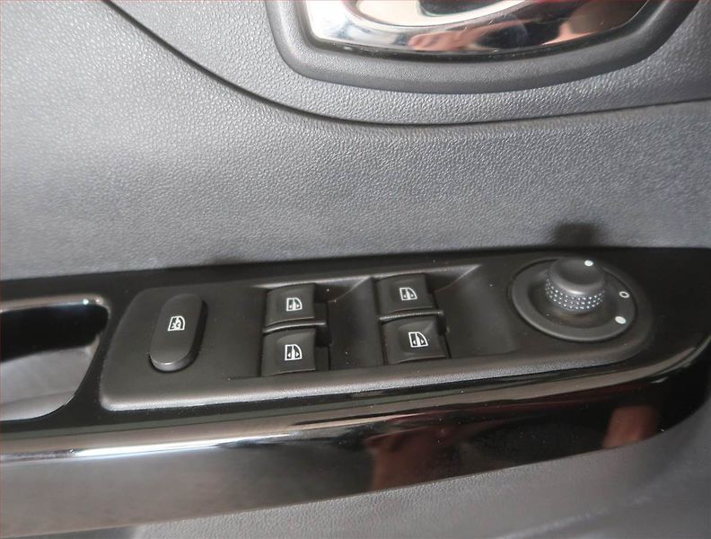 Renault Captur (2016) 0.9 TCe, Navi, Tempomat - fotka 15 z 16