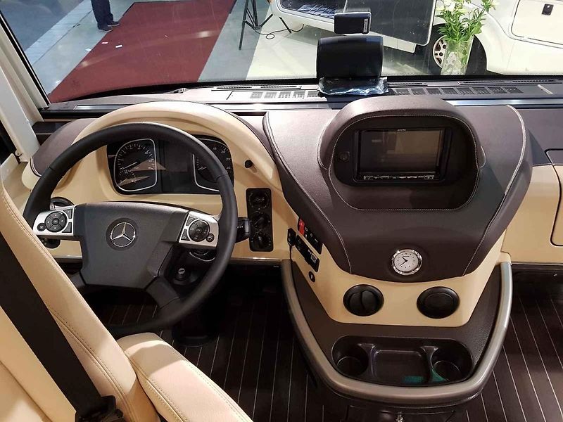 Jeden z nejhezčích vozů na výstavě si hned našel svého majitele. Na modelu Dethleffs Globetrotter XLi 7850-2 s nápadným lakem za čtyři miliony korun byla přilepena cedulka „prodáno“.