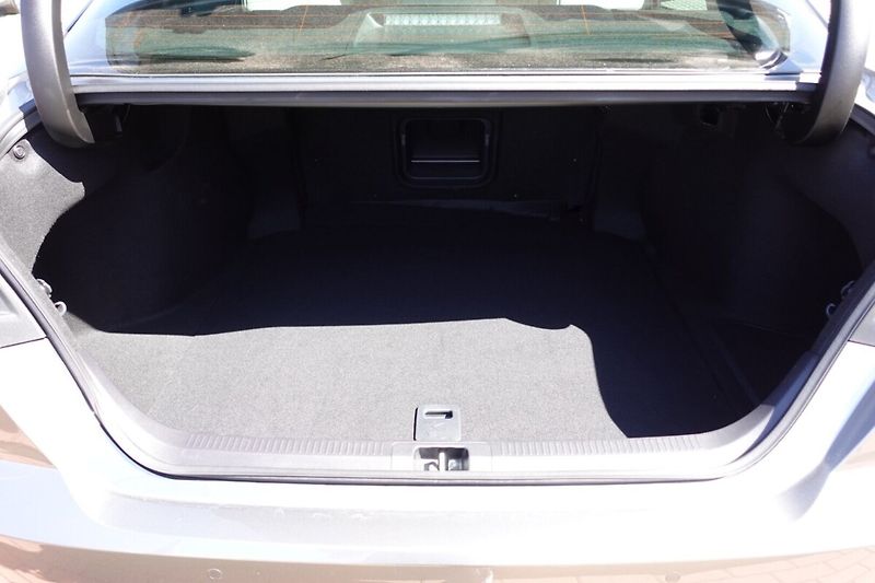 Toyota Camry 2,5 HEV Executive - fotka 16 z 36