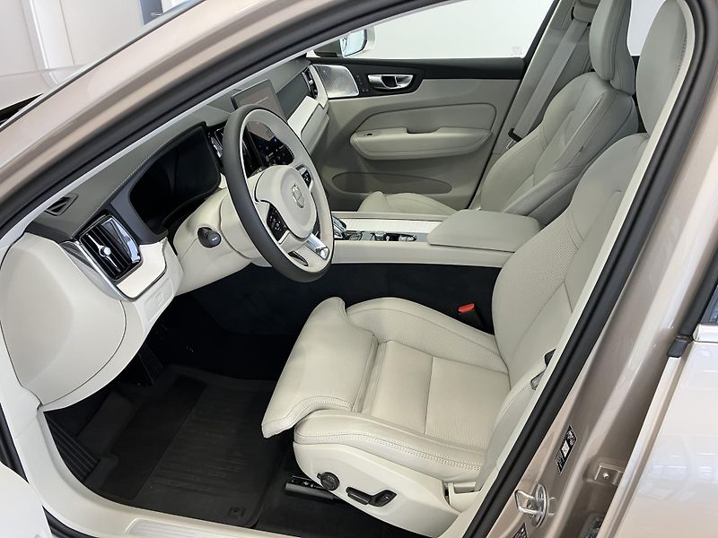 Volvo XC60 B5 AWD Ultra Bright-REZERVACE - fotka 15 z 53