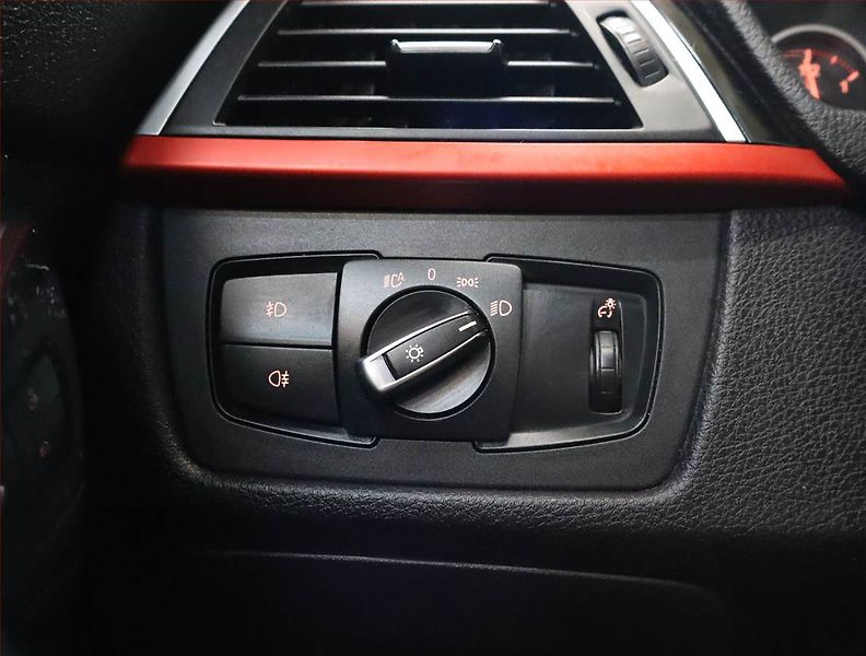 BMW Řada 3 (2016) 318 i, Automat, Xenony - fotka 18 z 20