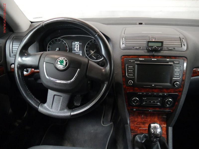 Škoda Octavia (2009) 2.0 TDi, ČR, xenon, autoAC - fotka 13 z 19