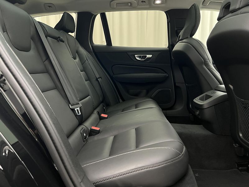 Volvo V60 B4 PLUS DARK PANORAMA - fotka 28 z 49