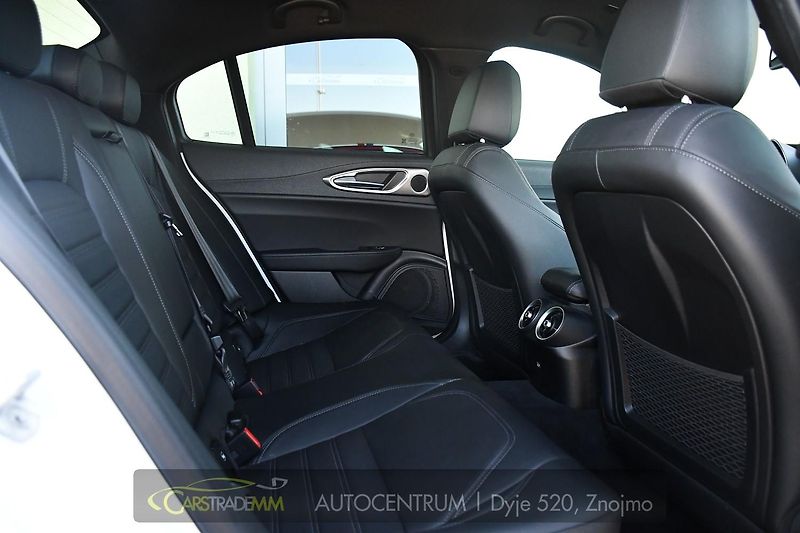 Alfa Romeo Giulia 2.0 TURBO 16V 206kW Q4 VELOCE - fotka 16 z 42