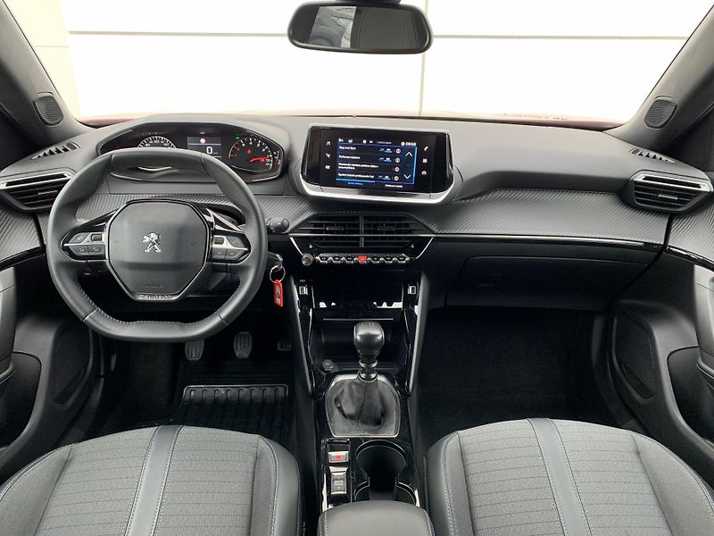 Peugeot 2008 ALLURE 1.2 PureTech 74kW MAN6 - fotka 2 z 33