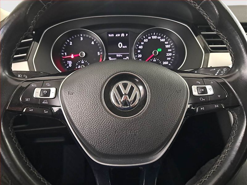 Volkswagen Passat (2017) 2.0 TDI, Automat, Navi - fotka 20 z 21