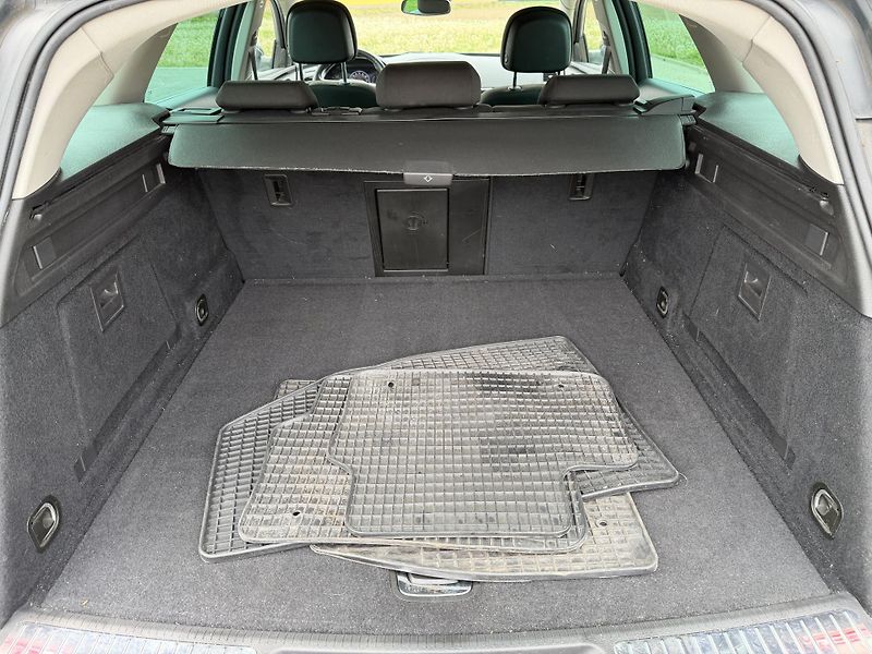 Opel Insignia 1.6 SIDI XENON NAVIGACE TAŽNÉ - fotka 27 z 48
