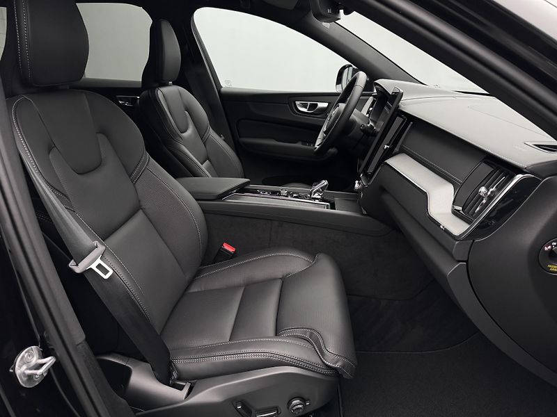 Volvo XC60 (2026) B5 AWD AUT ULTRA BLACK EDITION - fotka 23 z 24