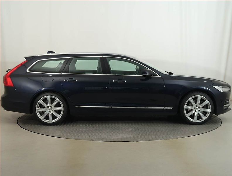 Volvo V90 (2016) D5 AWD, 4X4, Automat - fotka 6 z 21