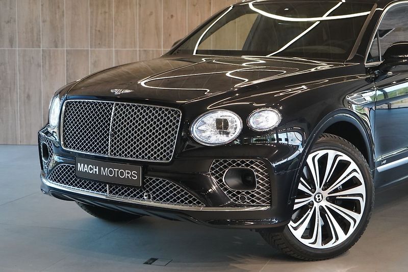 Bentley Bentayga V8, AWD, Panorama, 360° kamera - fotka 2 z 50