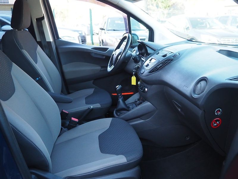 Ford Tourneo Courier (2015) 1.0i EcoBoost, 74 kW - fotka 17 z 34