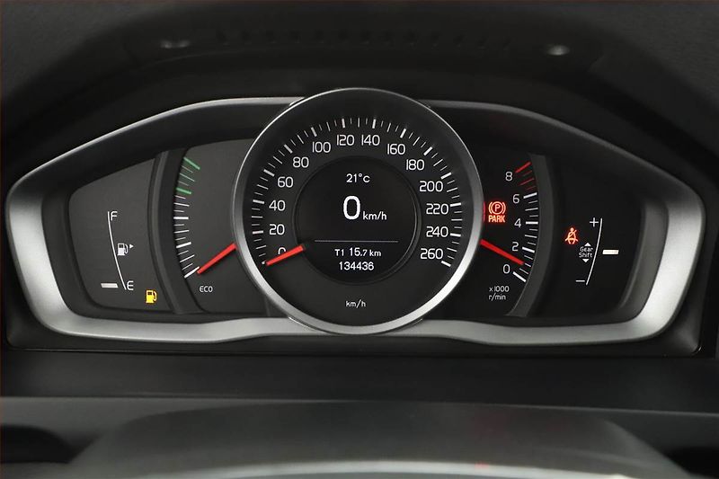 Volvo V60 (2016) T4 2.0, Serv.kniha, Kůže, Navi - fotka 8 z 17