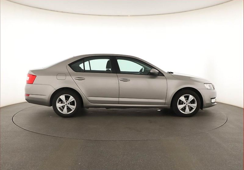 Škoda Octavia (2014) 1.6 TDI, Automat, Tempomat - fotka 6 z 15