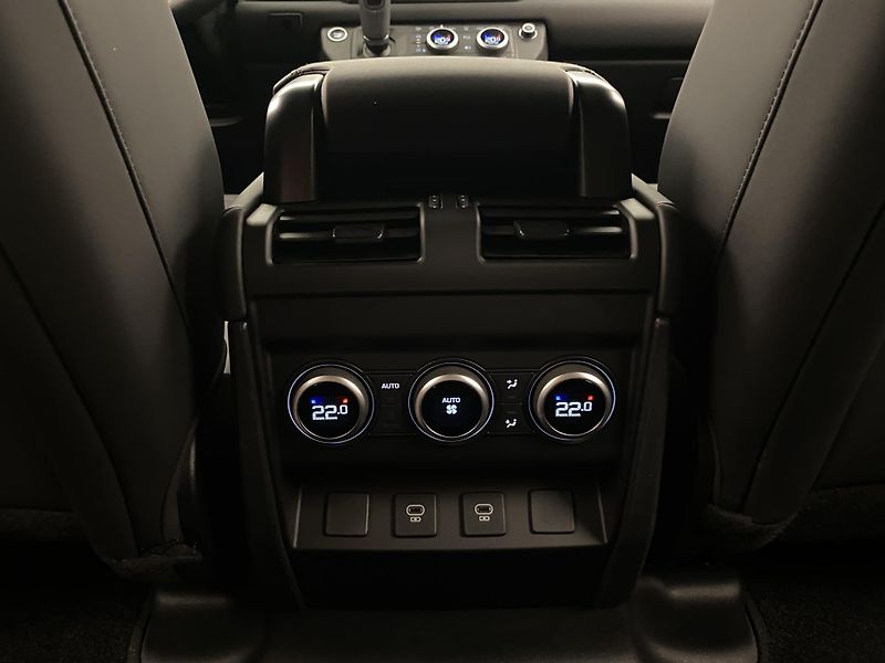 Land Rover Defender 110 D300 X-DYNAMIC SE AWD CZ - fotka 30 z 52
