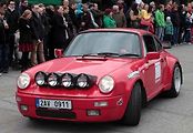 Sraz automobilů Porsche 911, parkoviště u obchodního centra Arkády 18. dubna.