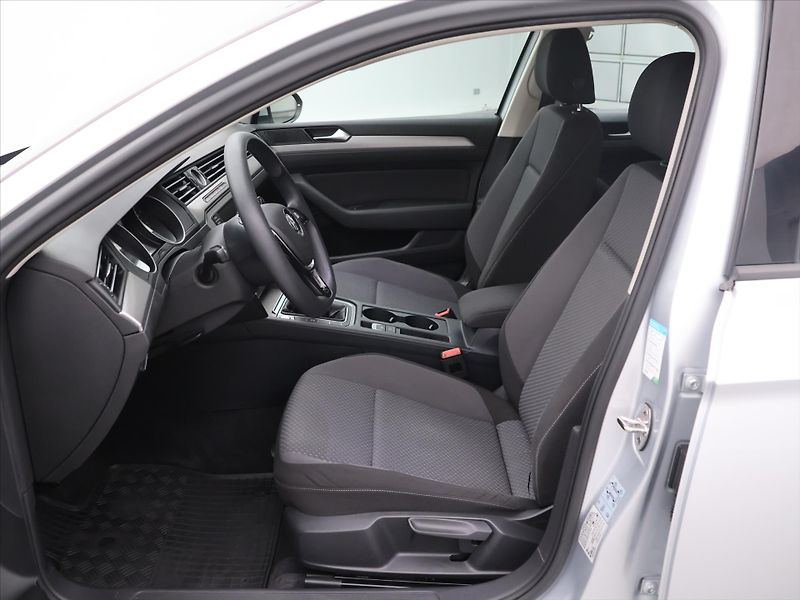 Volkswagen Passat 2,0 TDI 110kW Highline LED - fotka 11 z 24