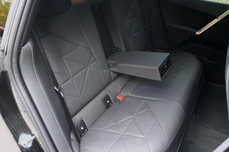 BMW iX 40, SoH 96,8%, SkyLounge,Tažné - fotka 36 z 37