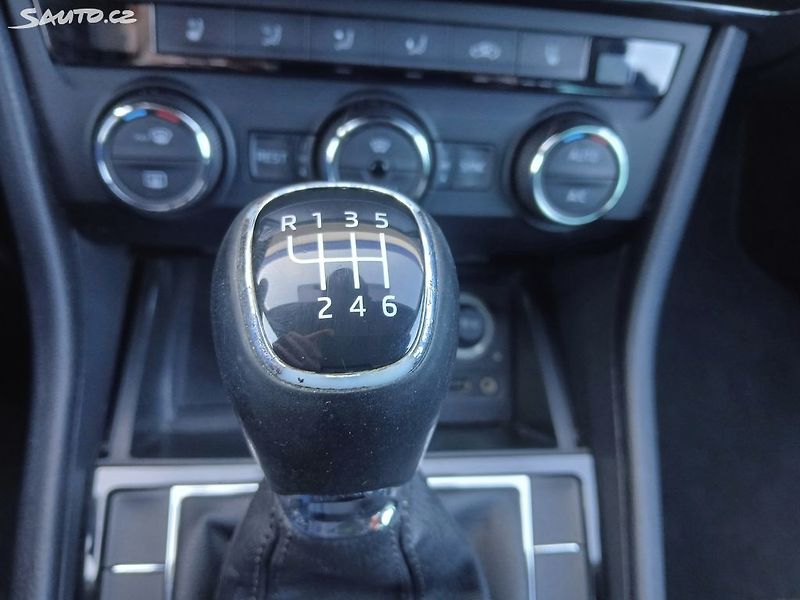Škoda Superb 2.0 TDI 110kW - fotka 23 z 35