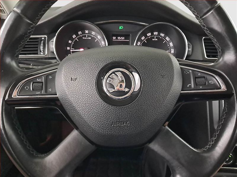 Škoda Superb (2015) 2.0 TDI, Navi, Xenony - fotka 17 z 21