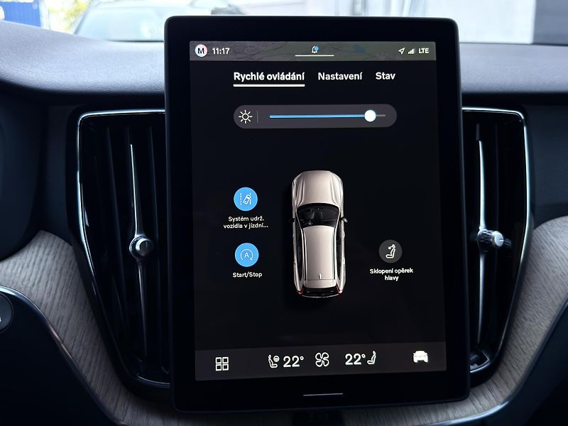 Volvo XC60 B5 AWD PLUS DARK // REZERVACE  - fotka 31 z 44