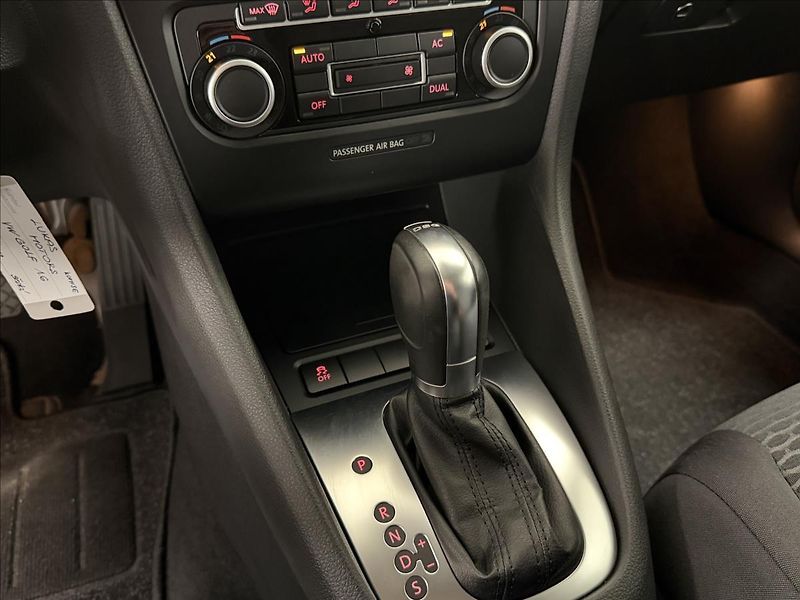 Volkswagen Golf 1,6 TDi 77 KW DSG NAVI PDC - fotka 19 z 31