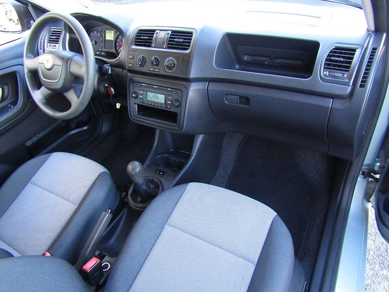 Škoda Fabia (2012) 1.2 12v 44kW ZIMNÍ PNEU - fotka 14 z 34