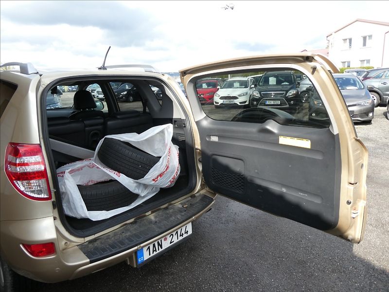 Toyota RAV4 2,2 D-4D 110kW 4x4,ČR,2.majite - fotka 18 z 40