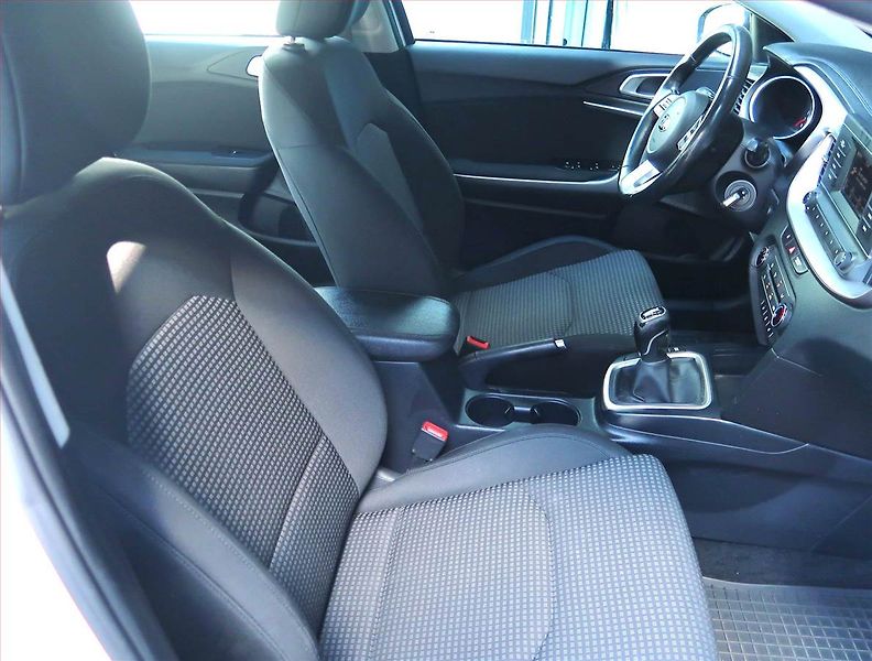 Kia Ceed (2022) Fresh 1.6 CRDi MHEV, ČR,1.maj - fotka 9 z 15