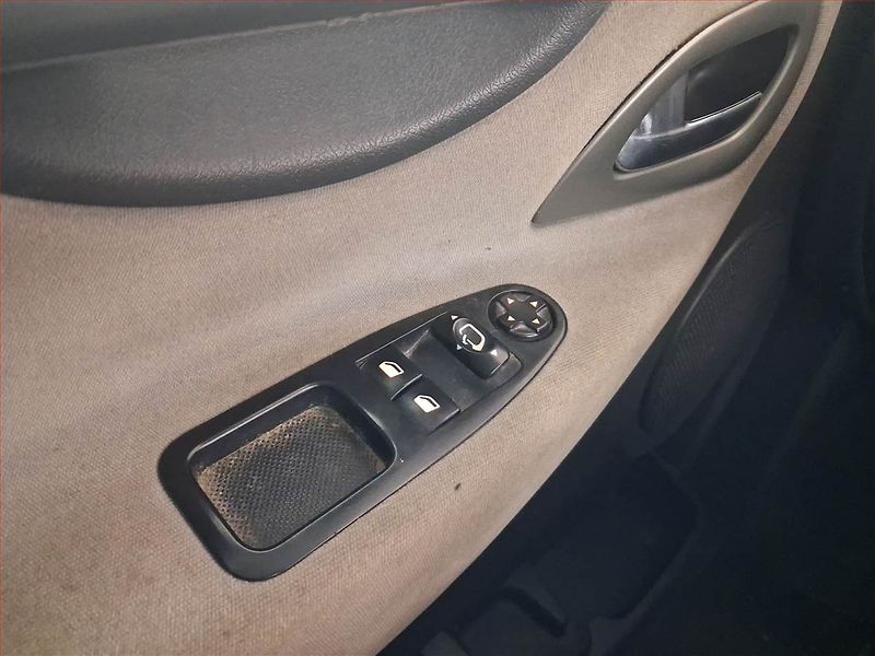 Peugeot Expert (2010) 2.0 HDi, Bus, 8Míst - fotka 17 z 21