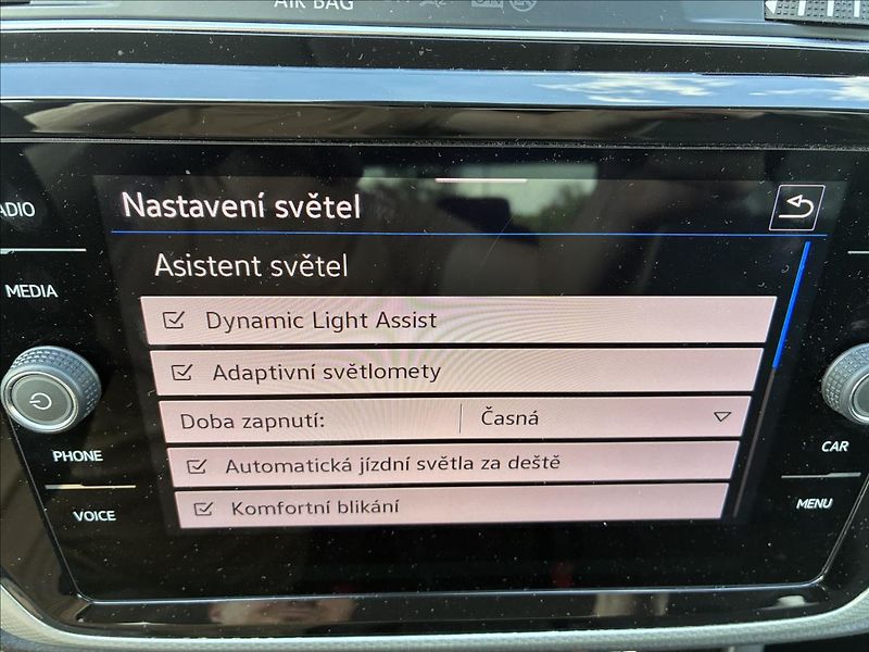 Volkswagen Touran 2,0 TDI ,7 MÍST,TAŽNÉ,KAMERA - fotka 33 z 35