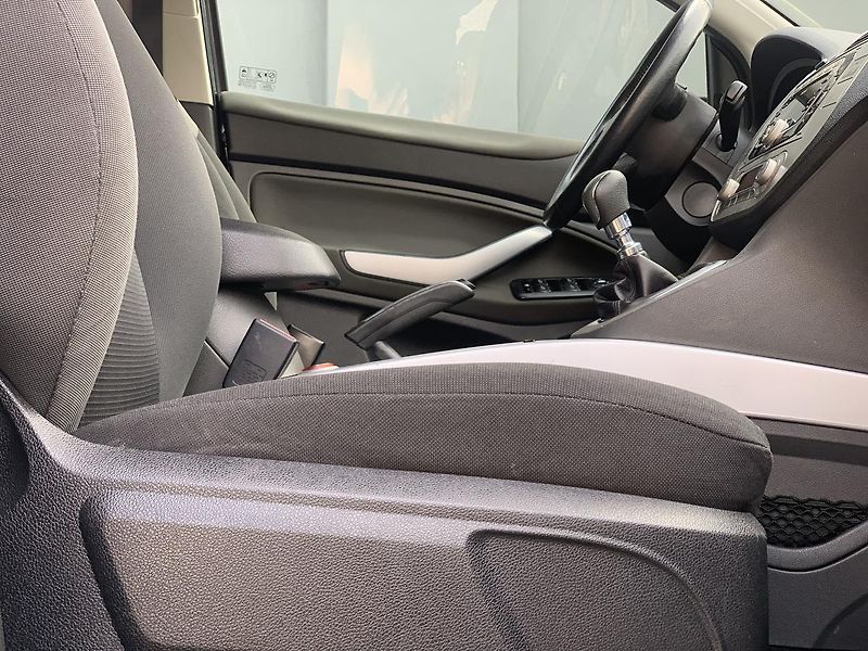 Ford Kuga 2.0TDCi KLIMATIZACE  ALU KOLA - fotka 31 z 38