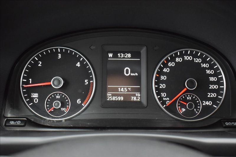Volkswagen Touran 1,6 TDi, 7-míst,NAVI,1.maj., - fotka 20 z 29