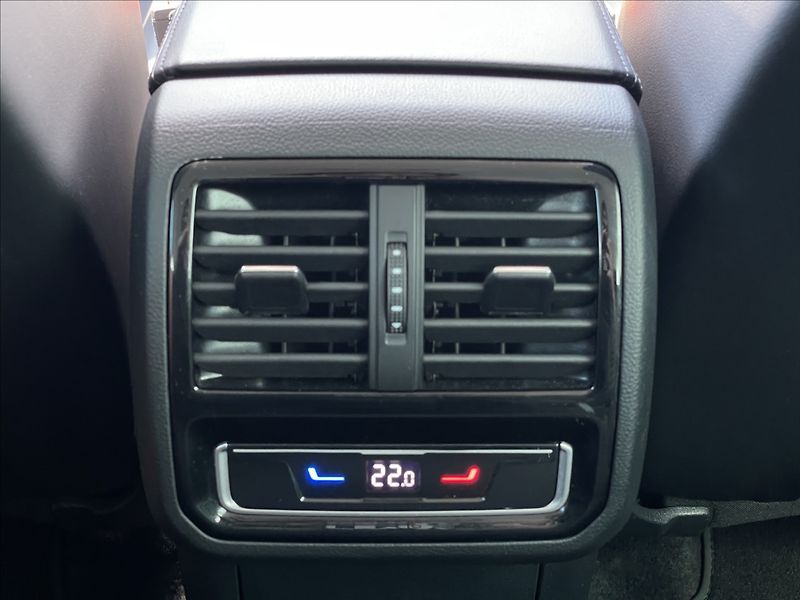 Volkswagen Passat Variant 2,0 TDI DSG Elegance ACC+LED - fotka 13 z 21