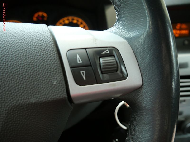 Opel Astra (2011) 1.4 16V, 1.maj,ČR, Klima - fotka 16 z 19
