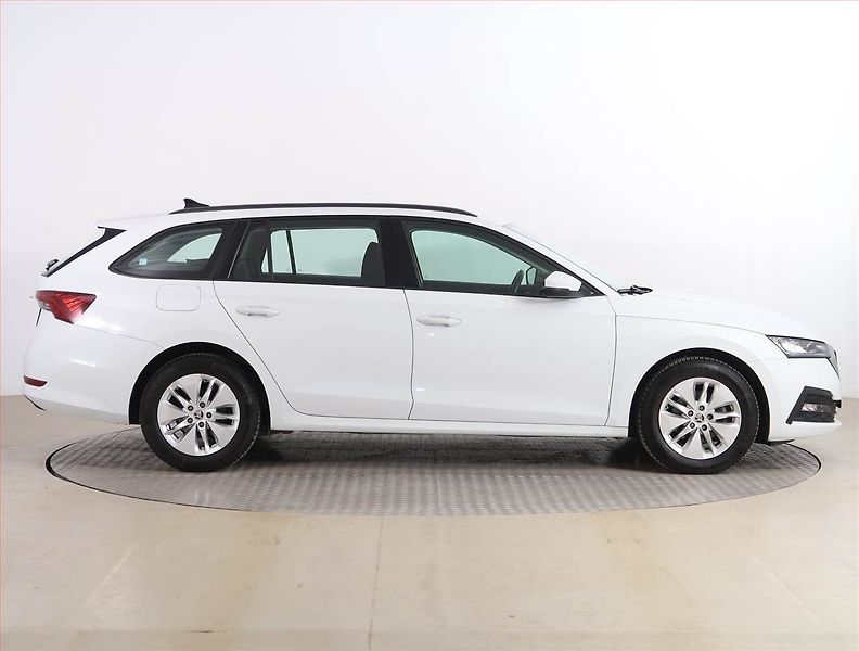 Škoda Octavia (2022) Ambition 1.0 TSI, Navi - fotka 6 z 23