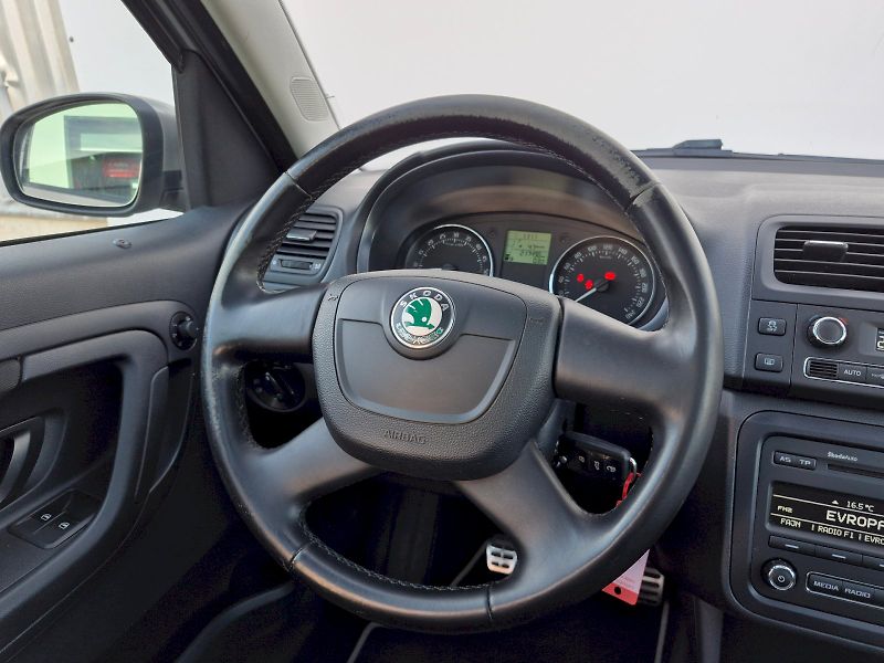 Škoda Roomster (2012) Scout 1.6 TDI 66 kW - fotka 10 z 23