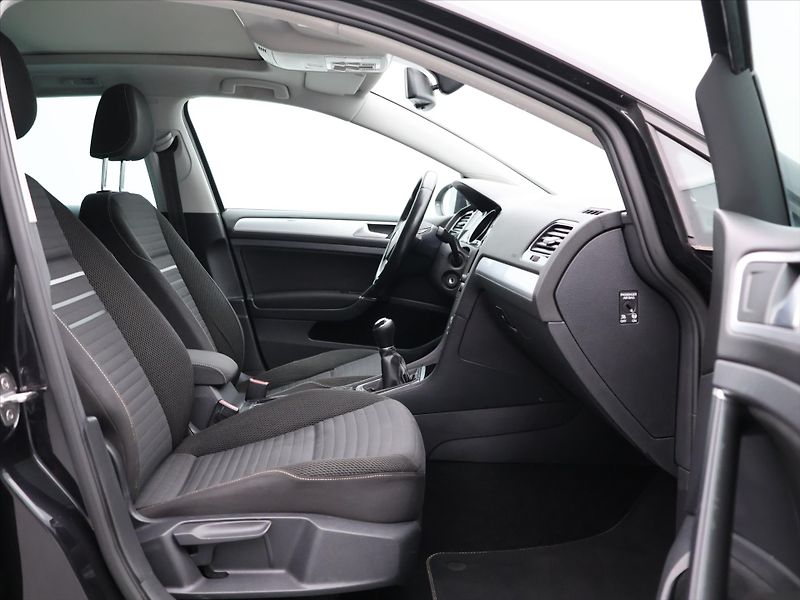Volkswagen Golf 1,4 TSI 92kW Cup 1.Maj Navi - fotka 11 z 33
