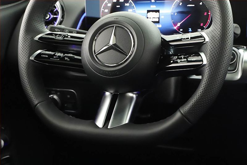 Mercedes-Benz GLB (2026) 200 d, AMG LINE, KAMERA - fotka 22 z 27