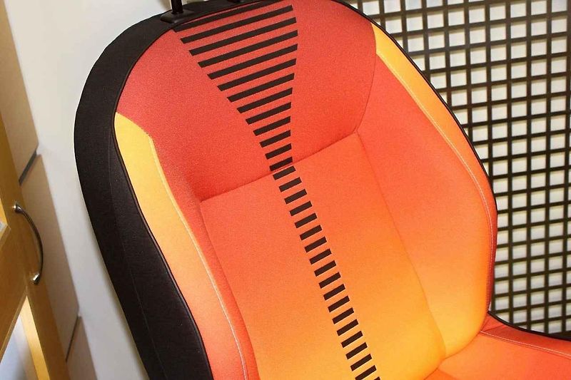 Potahové materiály využívají i výrobci sportovních a luxusních vozů