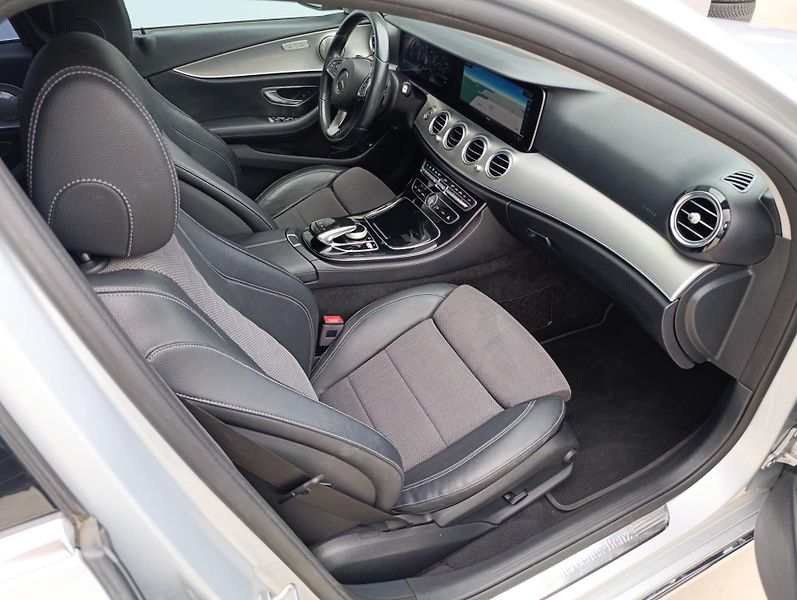 Mercedes-Benz Třídy E 220d 143kW 4MATIC ČR  - fotka 20 z 34