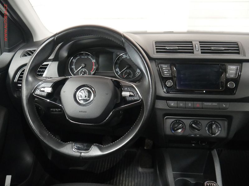 Škoda Fabia (2022) 1.0 TSi, ČR, Ambition, zámek - fotka 13 z 19