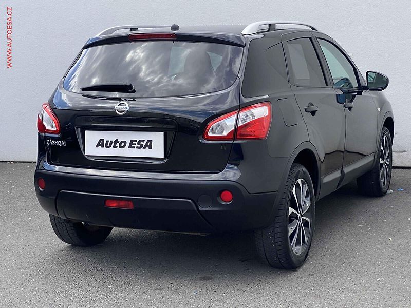 Nissan Qashqai (2012) 2.0, N-Connecta, panor - fotka 4 z 17