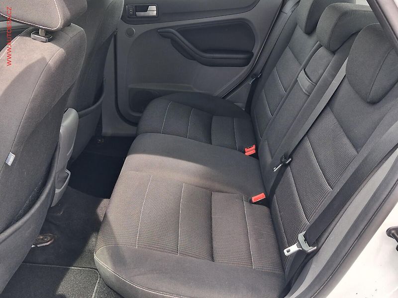 Ford Focus (2008) 1.6i, Klima - fotka 10 z 16