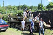 Vyprošťovací tank VT-55 na 10. srazu historických vozidel v Litvínově byl neustále v obležení.