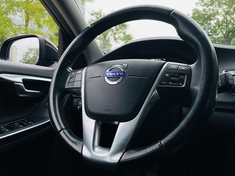 Volvo V60 2.4D5 MANUÁL TAŽNÉ SERVISKA - fotka 32 z 41