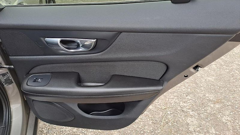 Volvo V60 2.0 D3 Momentum NAVI - fotka 11 z 31