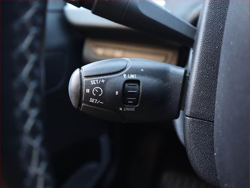 Peugeot 2008 (2019) 1.2 PureTech, Automat, Navi - fotka 18 z 22