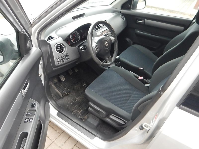 Suzuki Swift 1.3 GLX, ČR, DIGIKLIMA - fotka 9 z 28