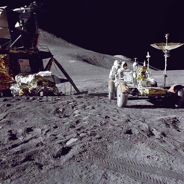 LRV a kosmonaut na povrchu Měsíce.