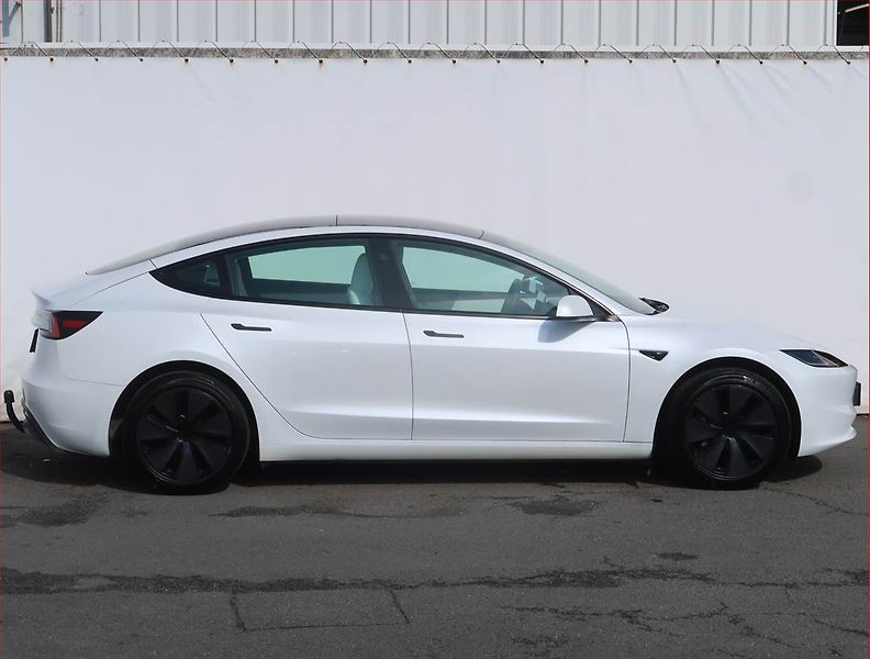 Tesla Model 3 (2024) Standard Range 60kWh - fotka 6 z 25